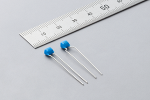 村田製作所 リードタイプ積層セラミックコンデンサで定格電圧100Vdc/静電容量10μFを世界最小サイズにて商品化
